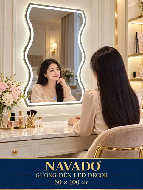 Gương đèn LED decor lượn sóng 60 × 100 cm — bàn trang điểm tân cổ điển cùng người mẫu Việt Nam