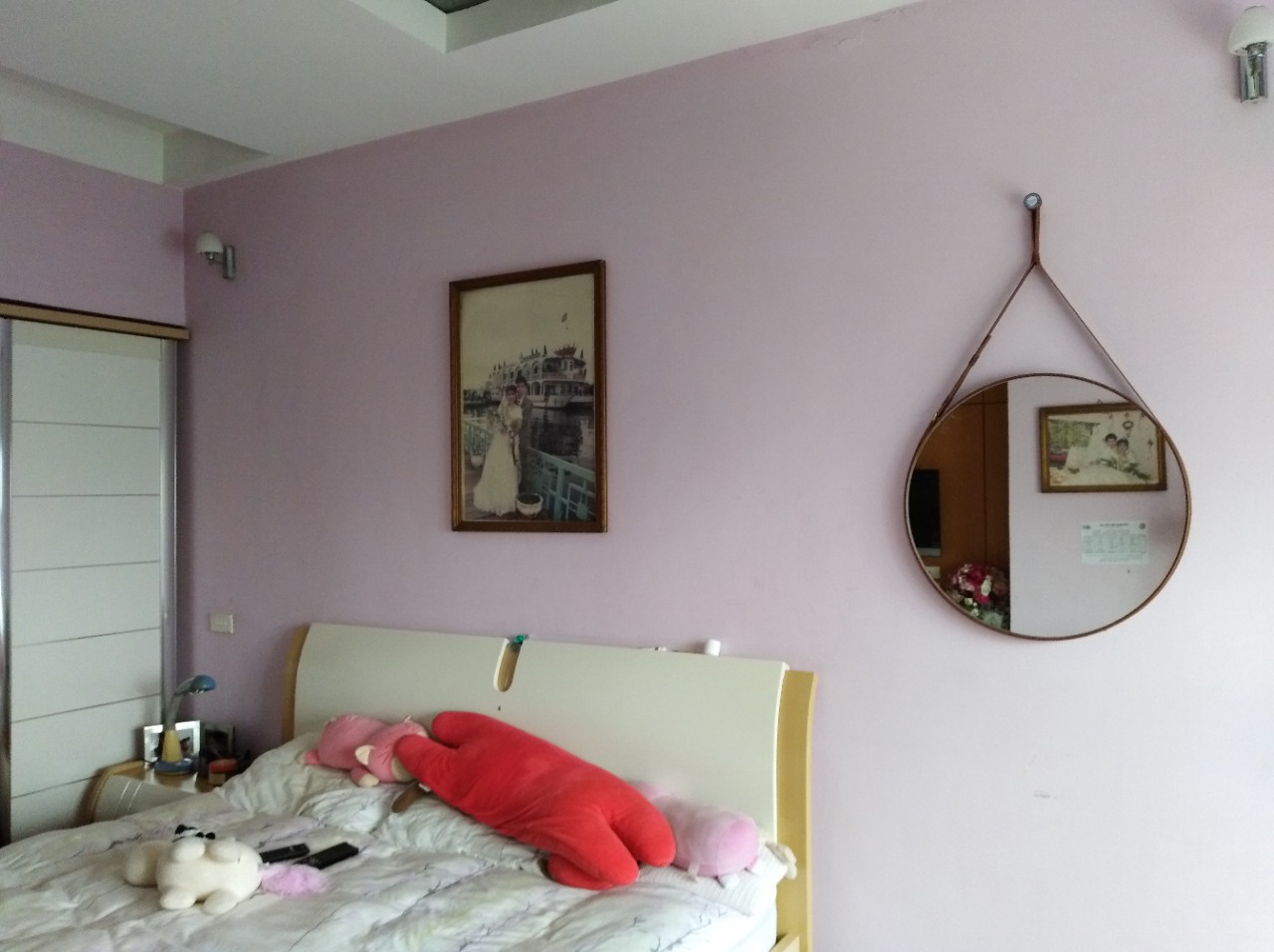 Gương treo tường phòng ngủ ấn tượng phong cách hiện đại