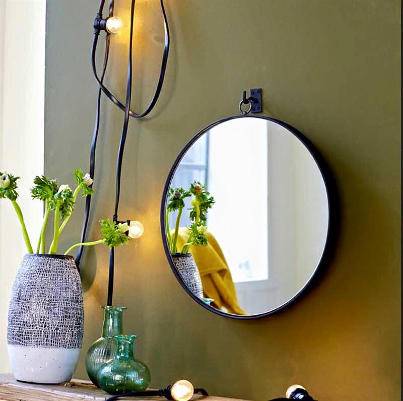Chọn gương treo nghệ thuật phòng khách phù hợp màu sắc bức tường
