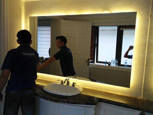Sử dụng nước lau kính để vệ sinh gương trong nội thất nhà tắm hiệu quả