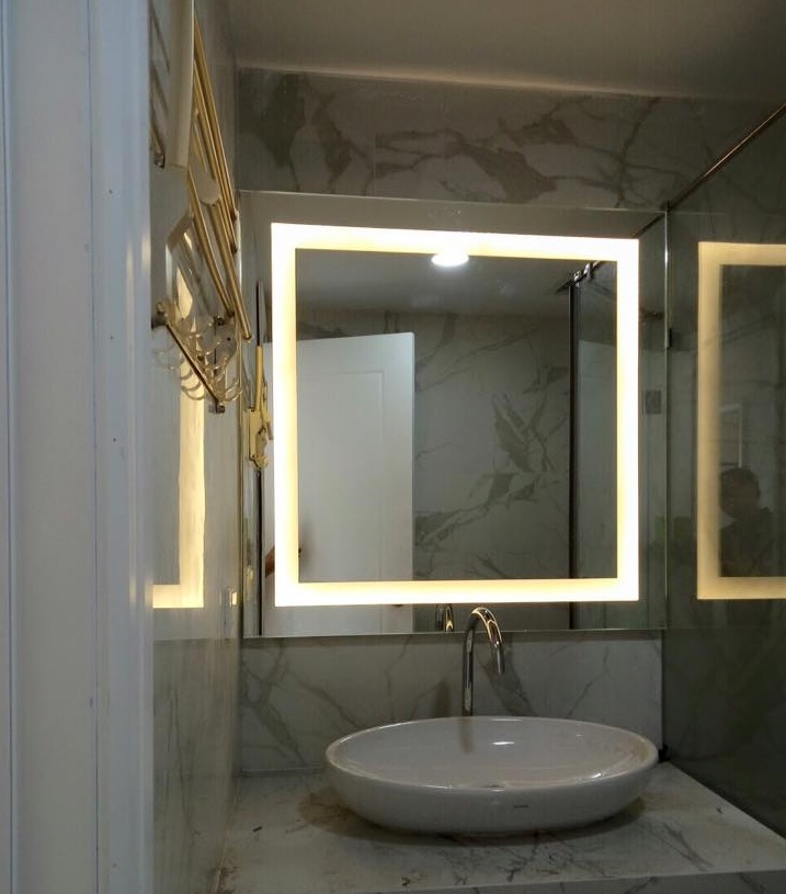 Gương treo nội thất nhà tắm gắn led tinh tế, hiện đại
