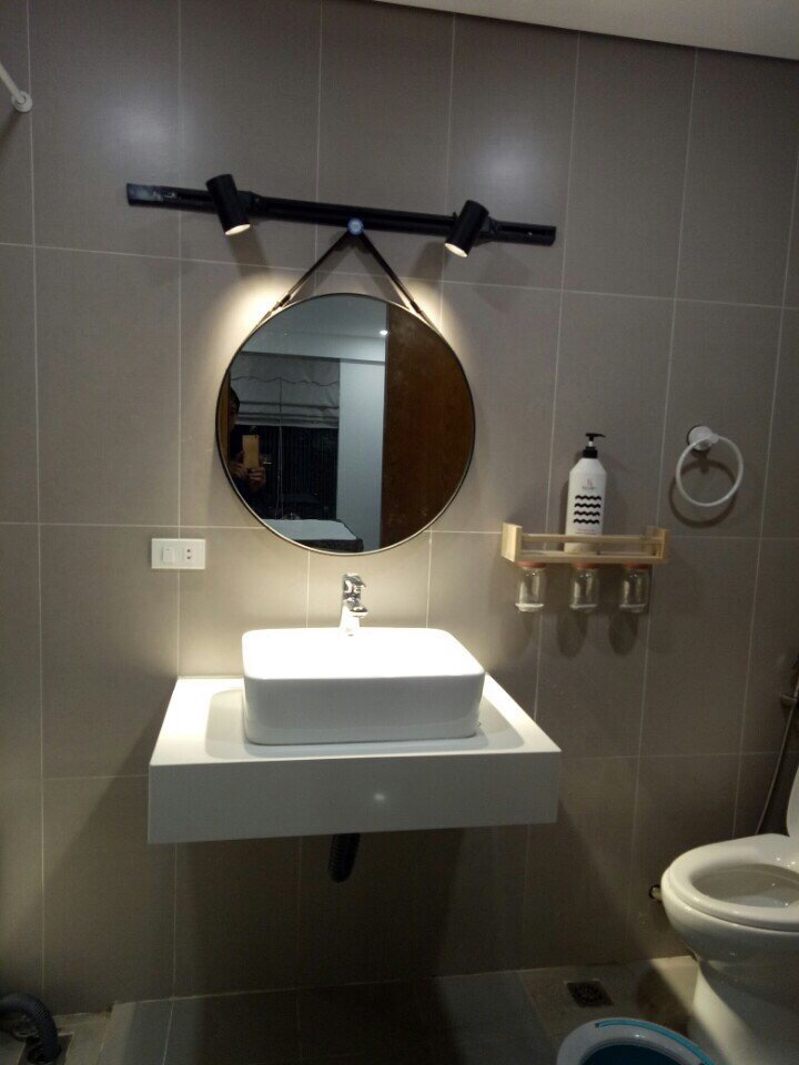 Mẫu gương treo trang trí phòng tắm bằng dây da độc đáo