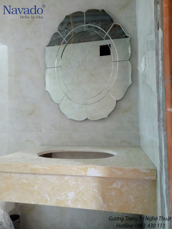 Gương trang trí phòng tắm Lotus