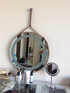 Vẻ đẹp của gương bàn trang điểm dây da đèn led
