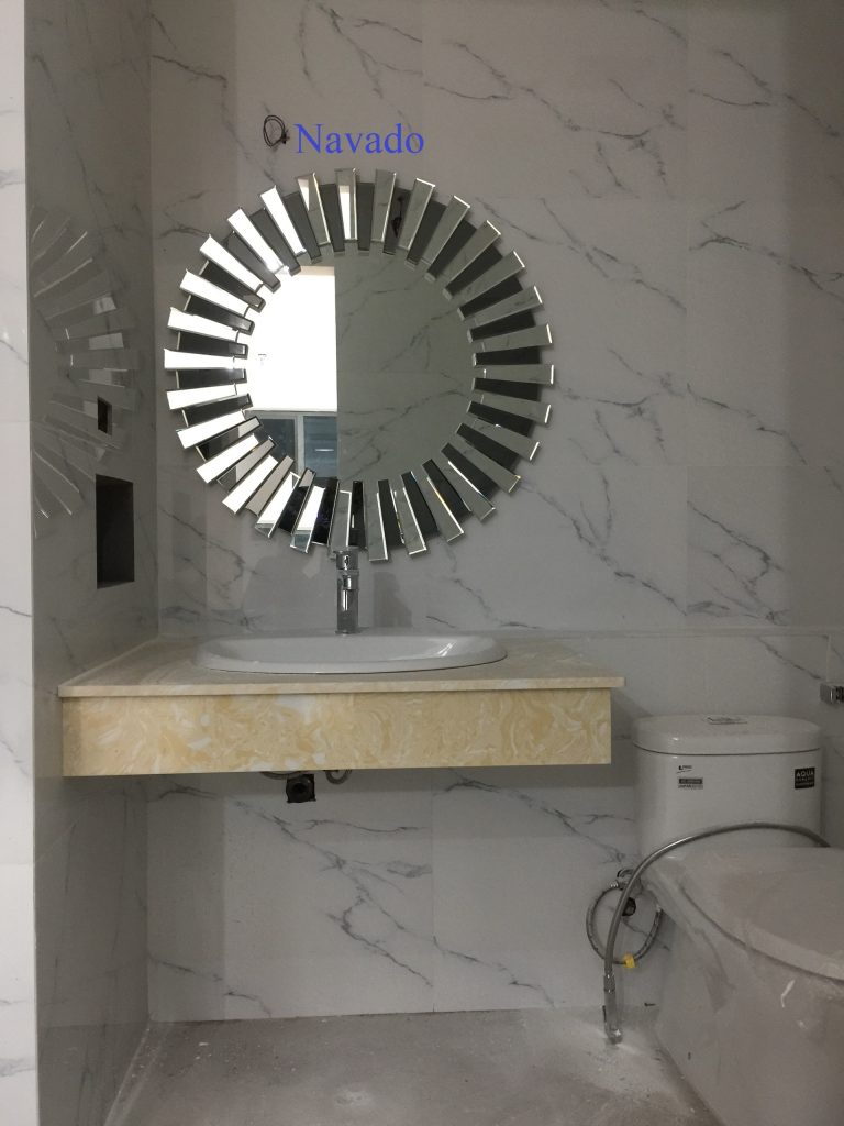 gương treo phòng tắm ấn tượng
